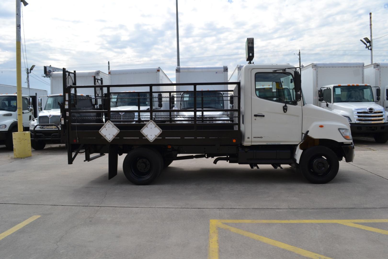 2007 WHITE /BLACK HINO 165 with an J05D-TA 5.1L 175HP engine, ALLISON 6SPD AUTOMATIC transmission, located at 9172 North Fwy, Houston, TX, 77037, (713) 910-6868, 29.887470, -95.411903 - Photo#3